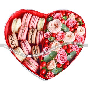 Признание в любви - коробка с макаронс и кустовыми розами